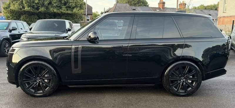 A 2022 LAND ROVER RANGE ROVER 3.0 D300 MHEV SE SUV 5dr Diesel Auto 4WD Euro 6 (s/s) (300 ps) A 2022 LAND ROVER RANGE ROVER 3.0 D300 MHEV SE SUV 5dr Diesel Auto 4WD Euro 6 (s/s) (300 ps)