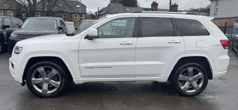 A 2016 JEEP GRAND CHEROKEE 3.0 V6 CRD Overland SUV 5dr Diesel Auto 4WD Euro 6 (247 bhp) A 2016 JEEP GRAND CHEROKEE 3.0 V6 CRD Overland SUV 5dr Diesel Auto 4WD Euro 6 (247 bhp)