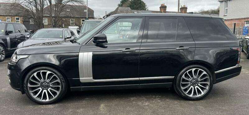 A 2017 LAND ROVER RANGE ROVER 4.4 SD V8 Vogue SE SUV 5dr Diesel Auto 4WD Euro 6 (s/s) (339 ps) A 2017 LAND ROVER RANGE ROVER 4.4 SD V8 Vogue SE SUV 5dr Diesel Auto 4WD Euro 6 (s/s) (339 ps)
