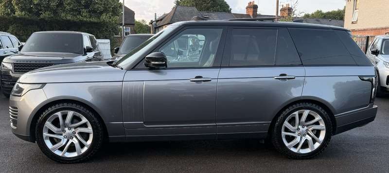 A 2021 LAND ROVER RANGE ROVER 3.0 SD V6 Vogue SUV 5dr Diesel Auto 4WD Euro 6 (s/s) (275 ps) A 2021 LAND ROVER RANGE ROVER 3.0 SD V6 Vogue SUV 5dr Diesel Auto 4WD Euro 6 (s/s) (275 ps)