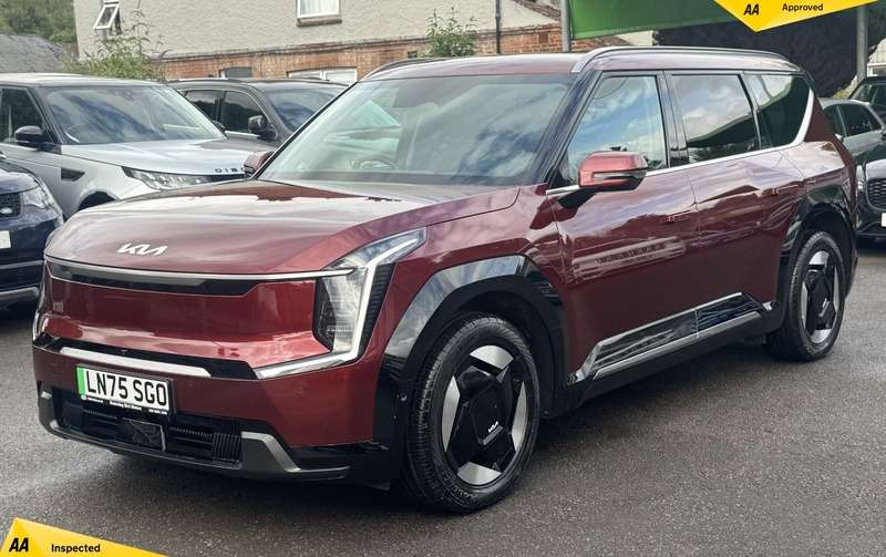 A 2025 KIA EV9 99.8kWh Air SUV 5dr Electric Auto RWD (200 bhp) A 2025 KIA EV9 99.8kWh Air SUV 5dr Electric Auto RWD (200 bhp)