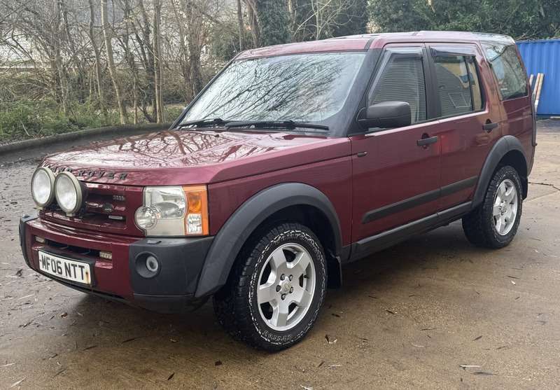 A 2006 LAND ROVER DISCOVERY 2.7 TD V6 S Station Wagon 5dr Diesel Manual (249 g/km, 190 bhp) A 2006 LAND ROVER DISCOVERY 2.7 TD V6 S Station Wagon 5dr Diesel Manual (249 g/km, 190 bhp)