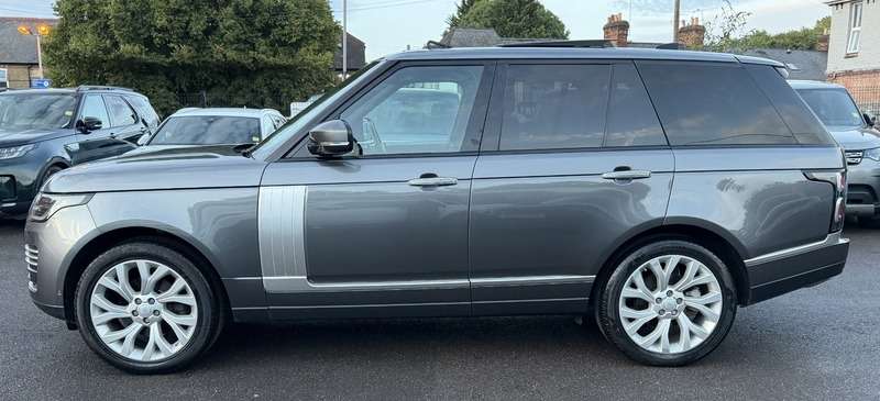 A 2020 LAND ROVER RANGE ROVER 3.0 SD V6 Autobiography SUV 5dr Diesel Auto 4WD Euro 6 (s/s) (275 ps) A 2020 LAND ROVER RANGE ROVER 3.0 SD V6 Autobiography SUV 5dr Diesel Auto 4WD Euro 6 (s/s) (275 ps)