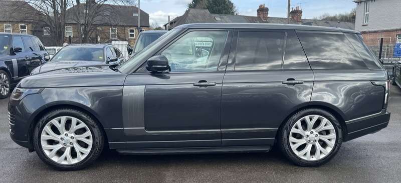 A 2019 LAND ROVER RANGE ROVER 3.0 SD V6 Vogue SE SUV 5dr Diesel Auto 4WD Euro 6 (s/s) (275 ps) A 2019 LAND ROVER RANGE ROVER 3.0 SD V6 Vogue SE SUV 5dr Diesel Auto 4WD Euro 6 (s/s) (275 ps)