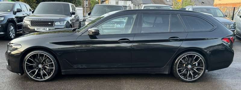 A 2021 BMW 5 SERIES 3.0 530d MHT SE Touring 5dr Diesel Hybrid Steptronic xDrive Euro 6 (s/s) (286 ps) A 2021 BMW 5 SERIES 3.0 530d MHT SE Touring 5dr Diesel Hybrid Steptronic xDrive Euro 6 (s/s) (286 ps)