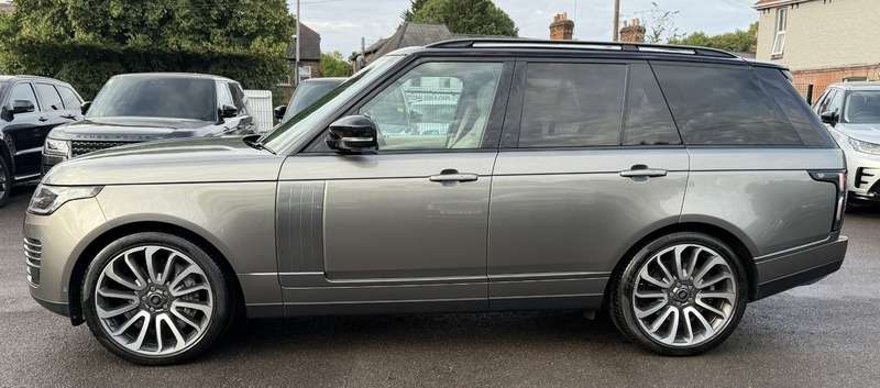 A 2018 LAND ROVER RANGE ROVER 5.0 P525 V8 Autobiography SUV 5dr Petrol Auto 4WD Euro 6 (s/s) (525 ps) A 2018 LAND ROVER RANGE ROVER 5.0 P525 V8 Autobiography SUV 5dr Petrol Auto 4WD Euro 6 (s/s) (525 ps)