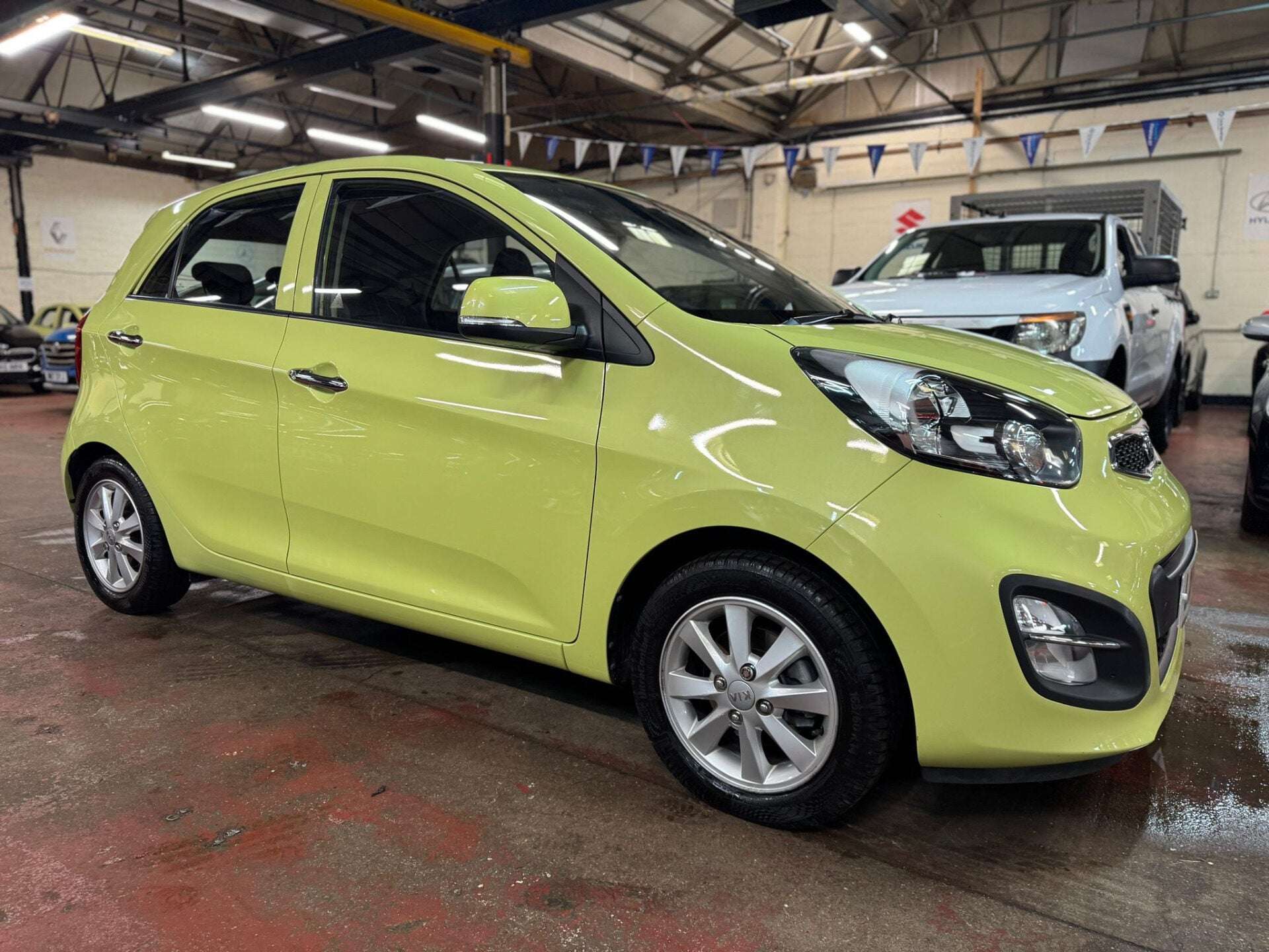 A 2014 KIA PICANTO 2 A 2014 KIA PICANTO 2