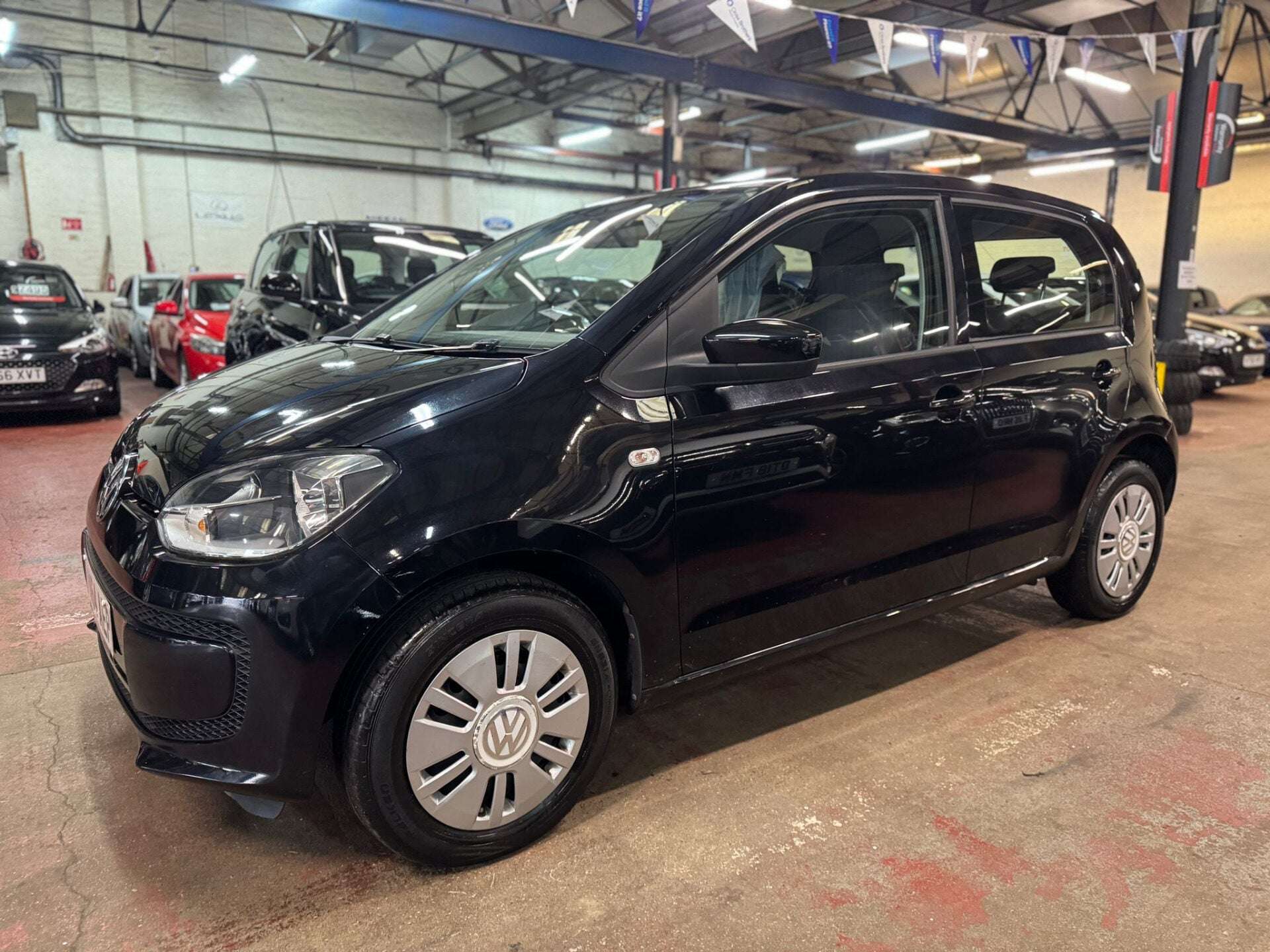 A 2014 VOLKSWAGEN UP MOVE UP A 2014 VOLKSWAGEN UP MOVE UP