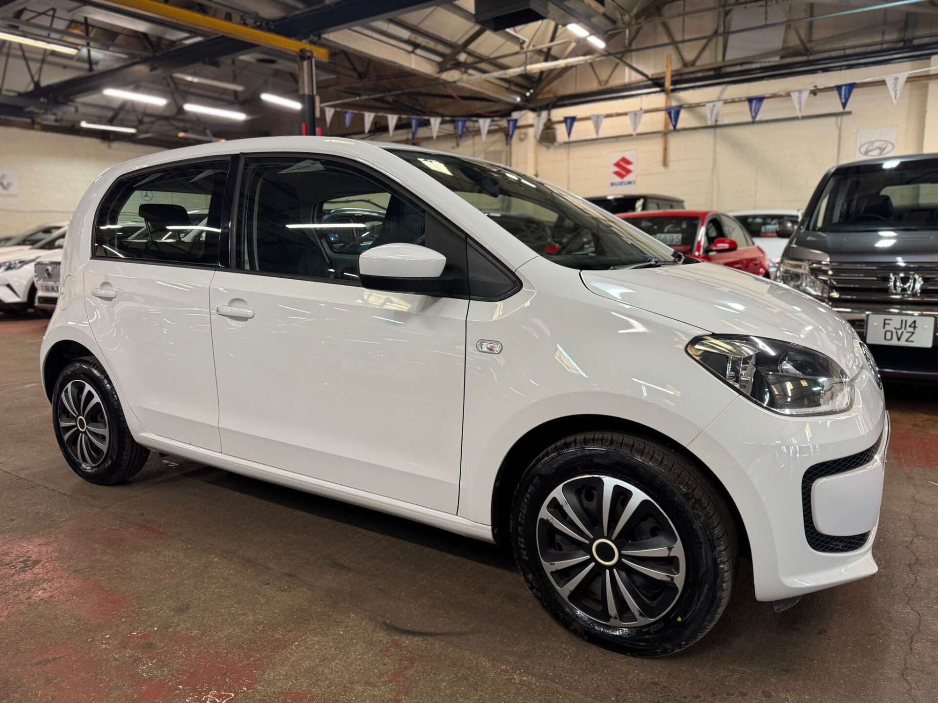 A 2015 VOLKSWAGEN UP MOVE UP A 2015 VOLKSWAGEN UP MOVE UP