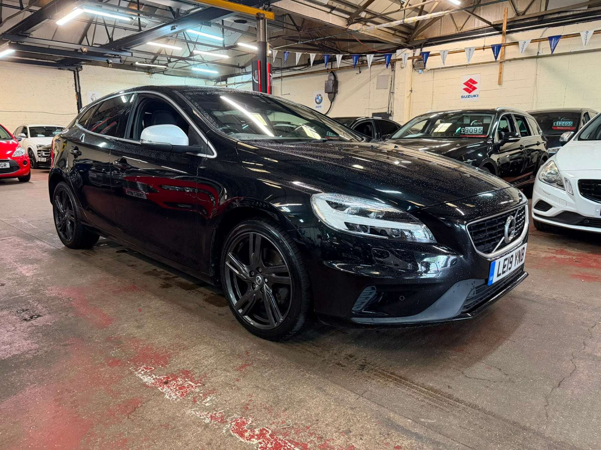 A 2019 VOLVO V40 T2 R-DESIGN EDITION A 2019 VOLVO V40 T2 R-DESIGN EDITION