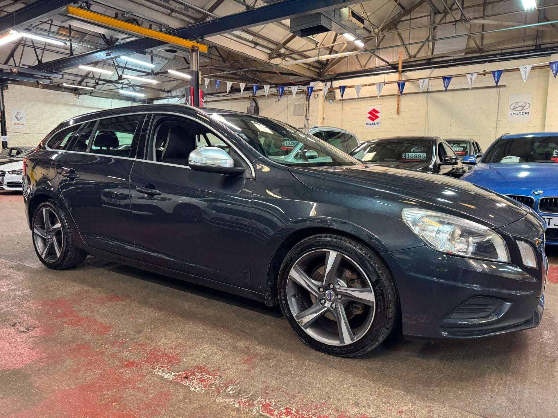 A 2012 VOLVO V60 DRIVE R-DESIGN S/S A 2012 VOLVO V60 DRIVE R-DESIGN S/S