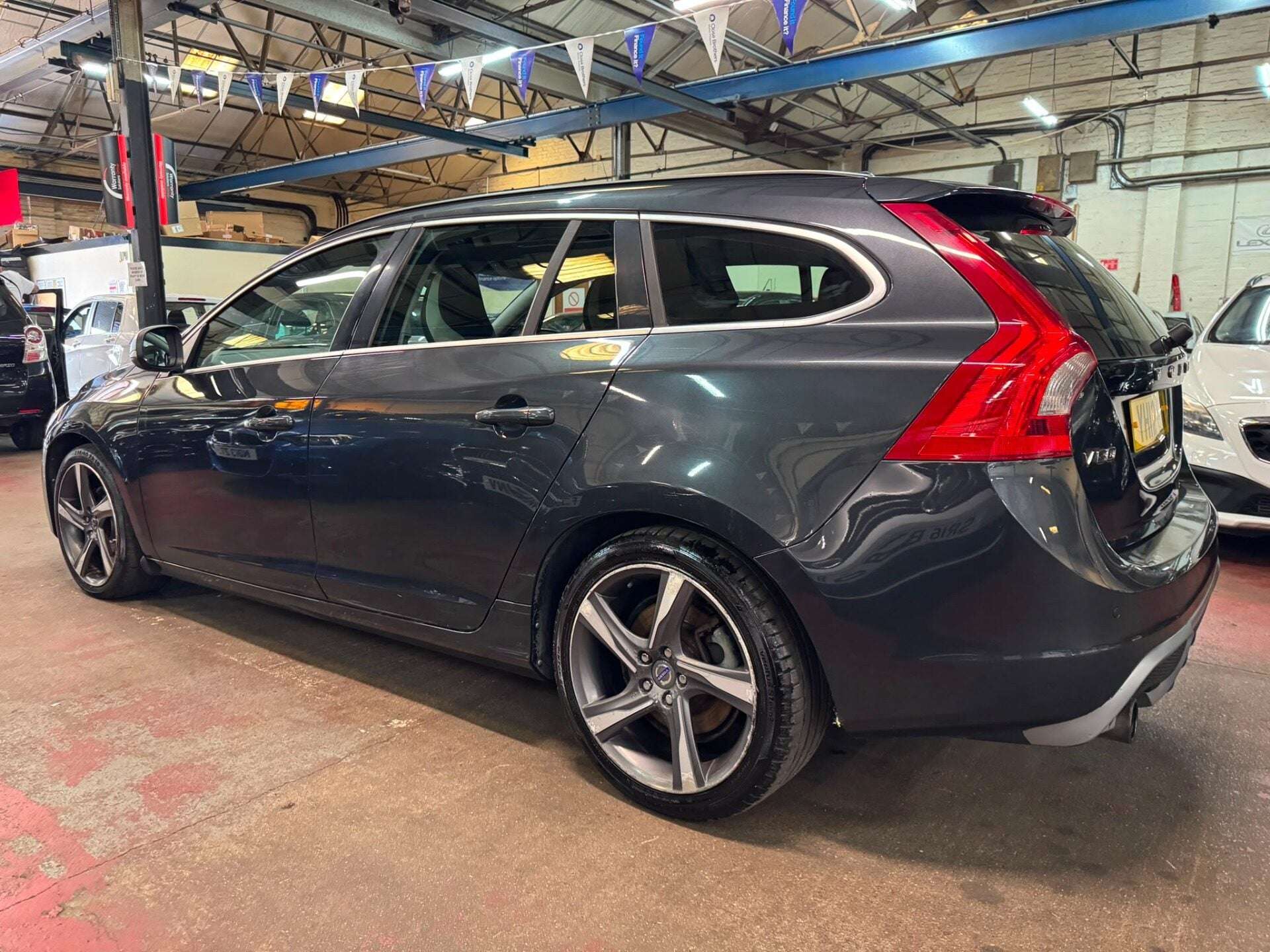 A 2012 VOLVO V60 DRIVE R-DESIGN S/S A 2012 VOLVO V60 DRIVE R-DESIGN S/S