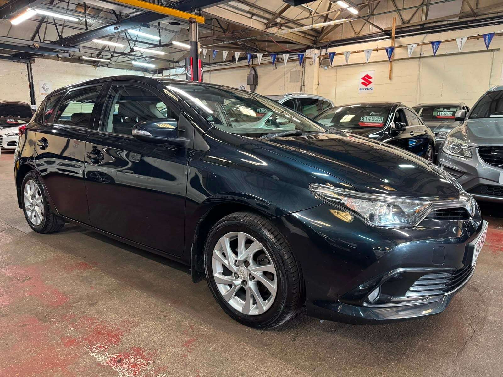 A 2015 TOYOTA AURIS VVT-I BUSINESS EDITION A 2015 TOYOTA AURIS VVT-I BUSINESS EDITION