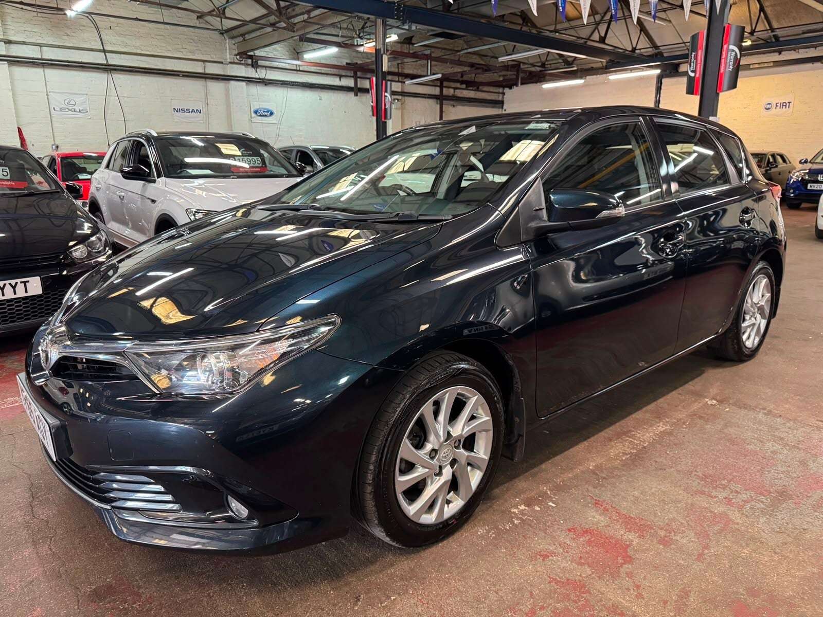 A 2015 TOYOTA AURIS VVT-I BUSINESS EDITION A 2015 TOYOTA AURIS VVT-I BUSINESS EDITION