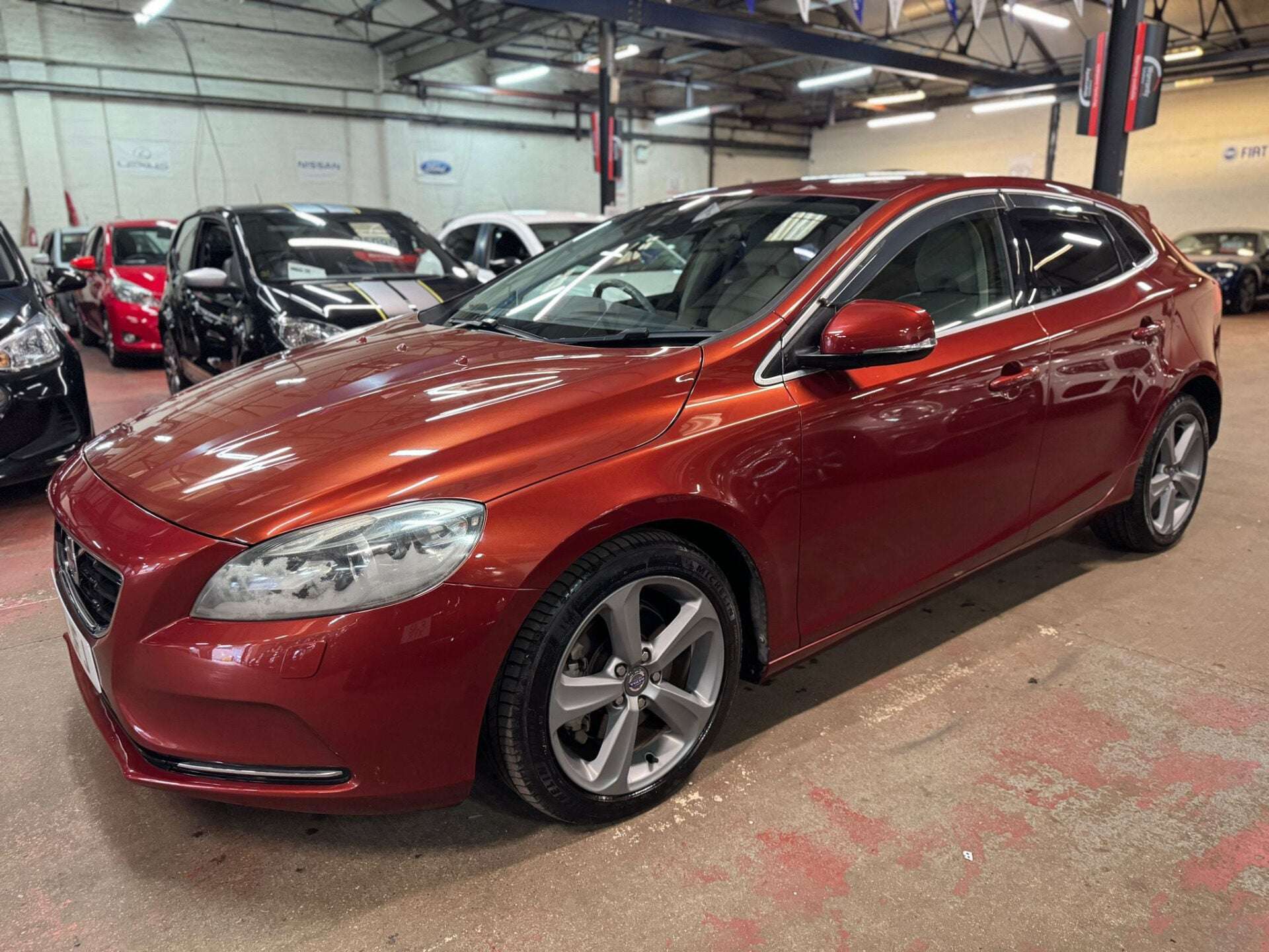 A 2014 VOLVO V40 T4 SE LUX A 2014 VOLVO V40 T4 SE LUX