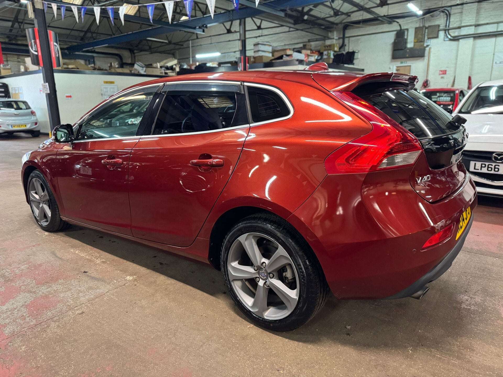 A 2014 VOLVO V40 T4 SE LUX A 2014 VOLVO V40 T4 SE LUX