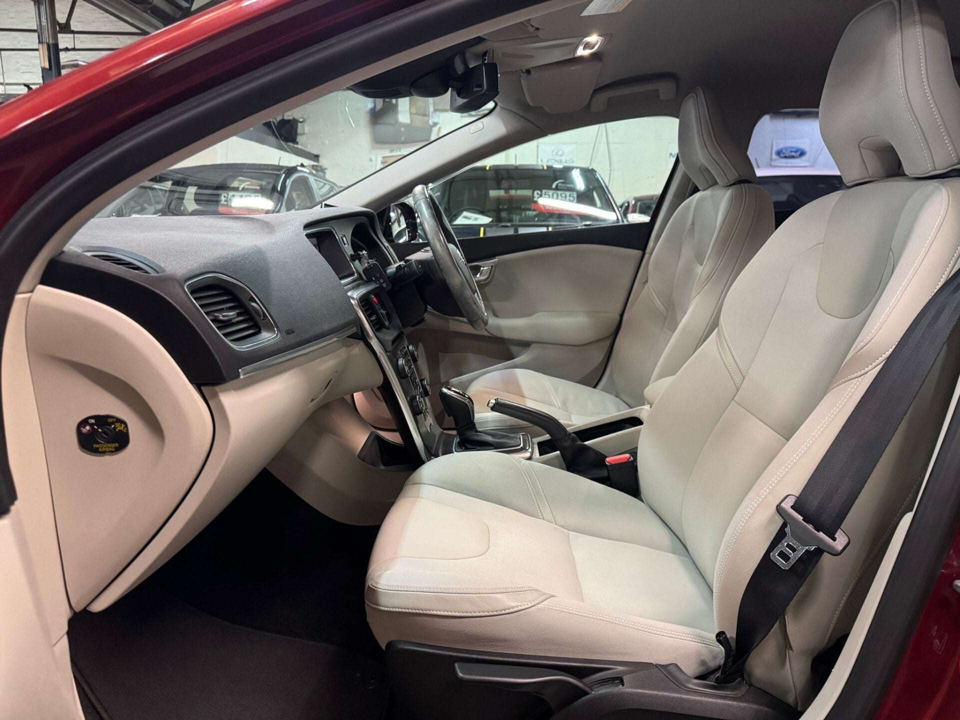 2014 VOLVO V40 2014 VOLVO V40