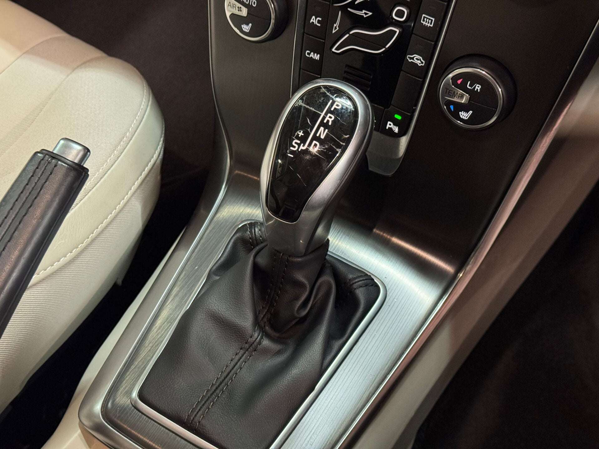 2014 VOLVO V40 2014 VOLVO V40