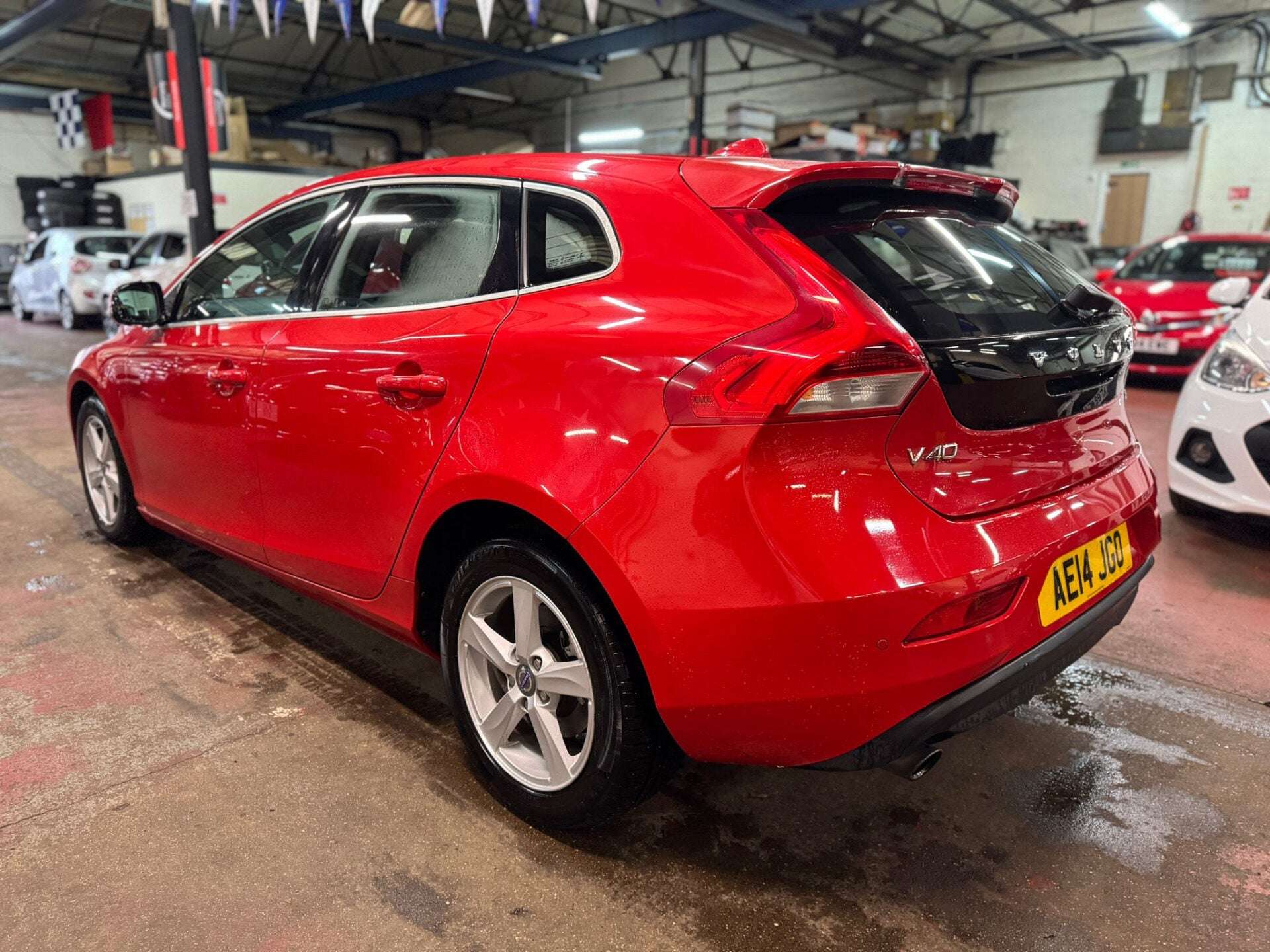 A 2014 VOLVO V40 A 2014 VOLVO V40