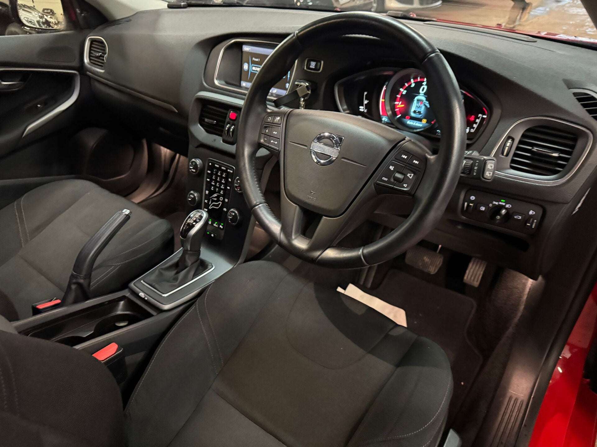 2014 VOLVO V40 2014 VOLVO V40