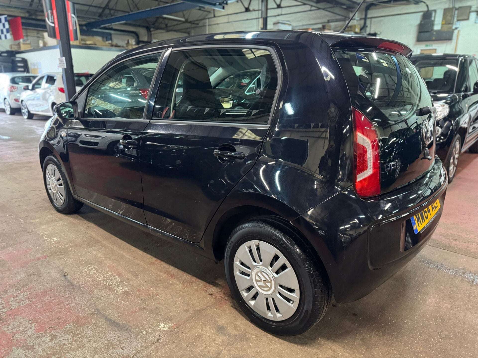 A 2014 VOLKSWAGEN UP MOVE UP A 2014 VOLKSWAGEN UP MOVE UP