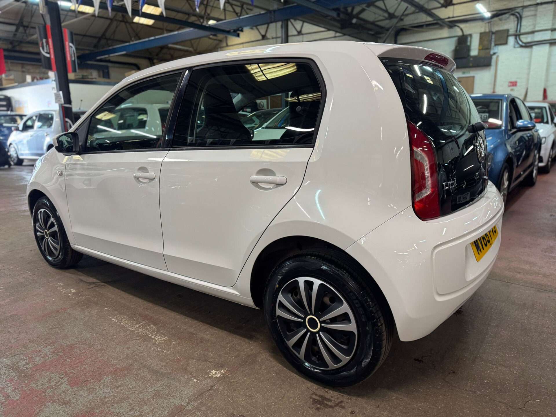 A 2015 VOLKSWAGEN UP MOVE UP A 2015 VOLKSWAGEN UP MOVE UP