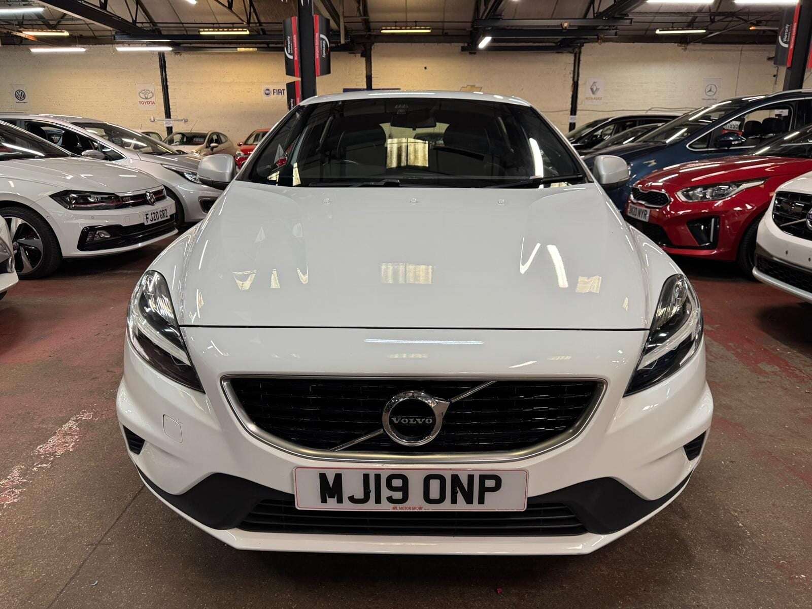 A 2019 VOLVO V40 T2 R-DESIGN NAV PLUS A 2019 VOLVO V40 T2 R-DESIGN NAV PLUS