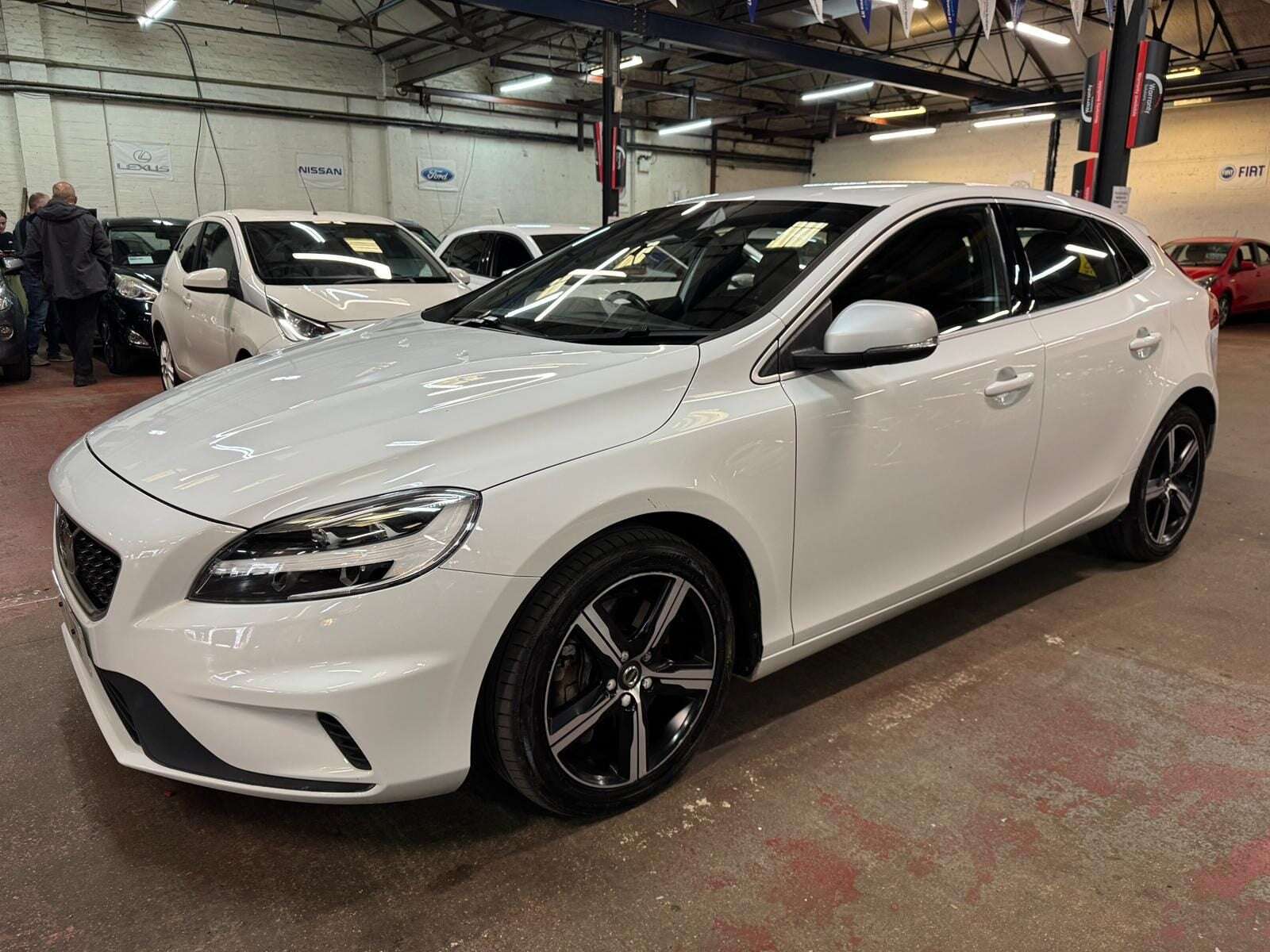A 2019 VOLVO V40 T2 R-DESIGN NAV PLUS A 2019 VOLVO V40 T2 R-DESIGN NAV PLUS
