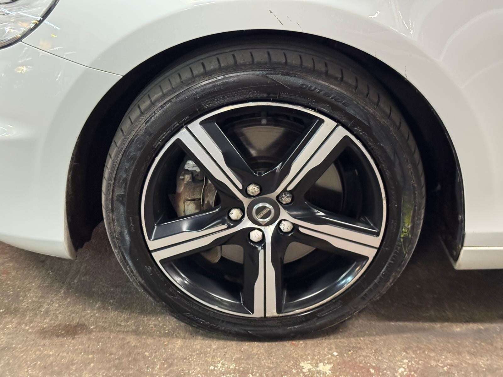 2019 VOLVO V40 2019 VOLVO V40