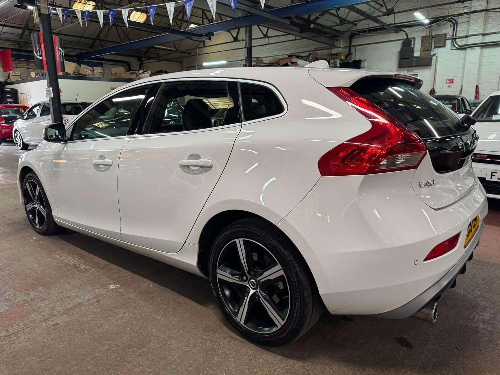 A 2019 VOLVO V40 T2 R-DESIGN NAV PLUS A 2019 VOLVO V40 T2 R-DESIGN NAV PLUS