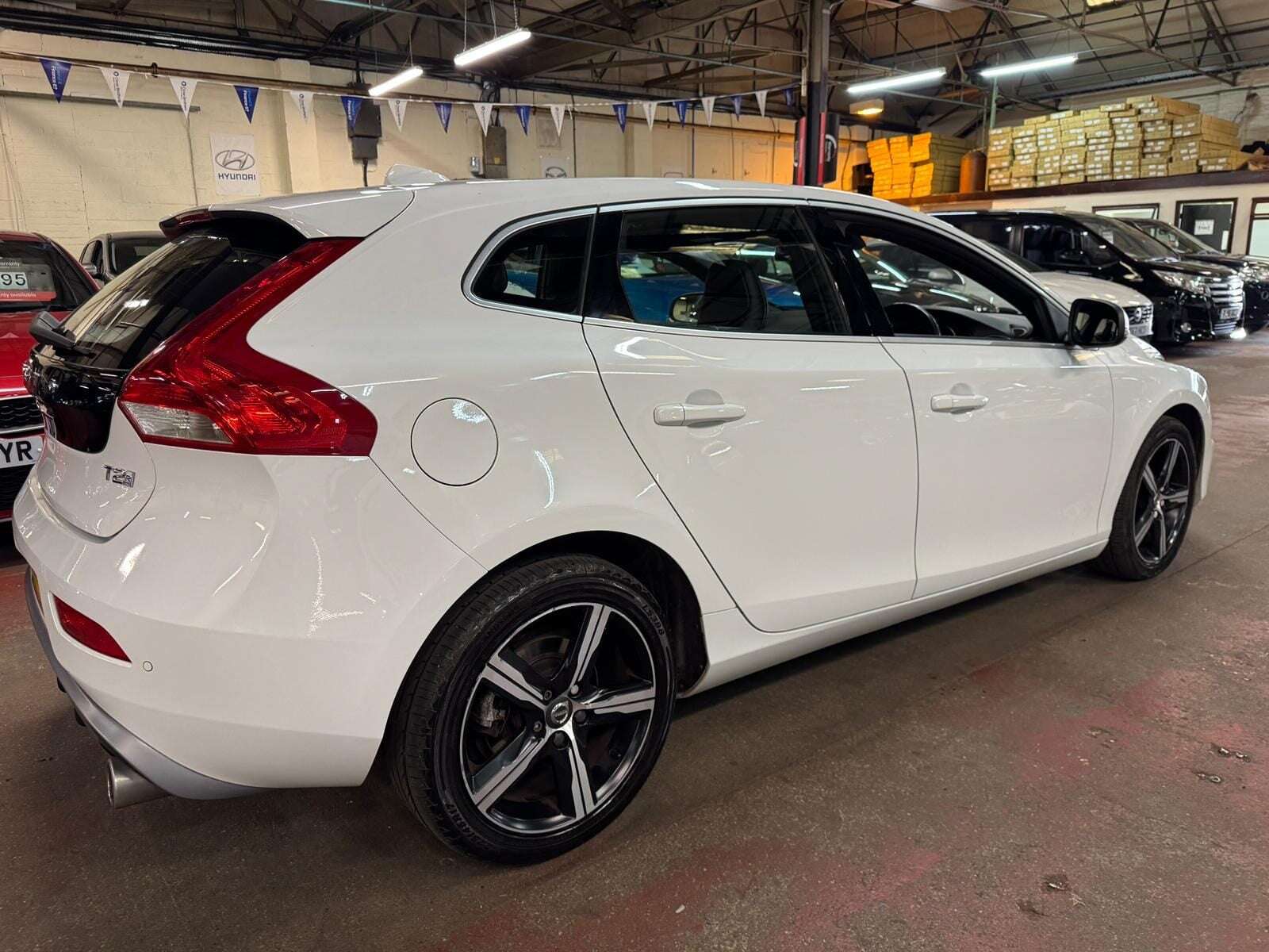 2019 VOLVO V40 2019 VOLVO V40