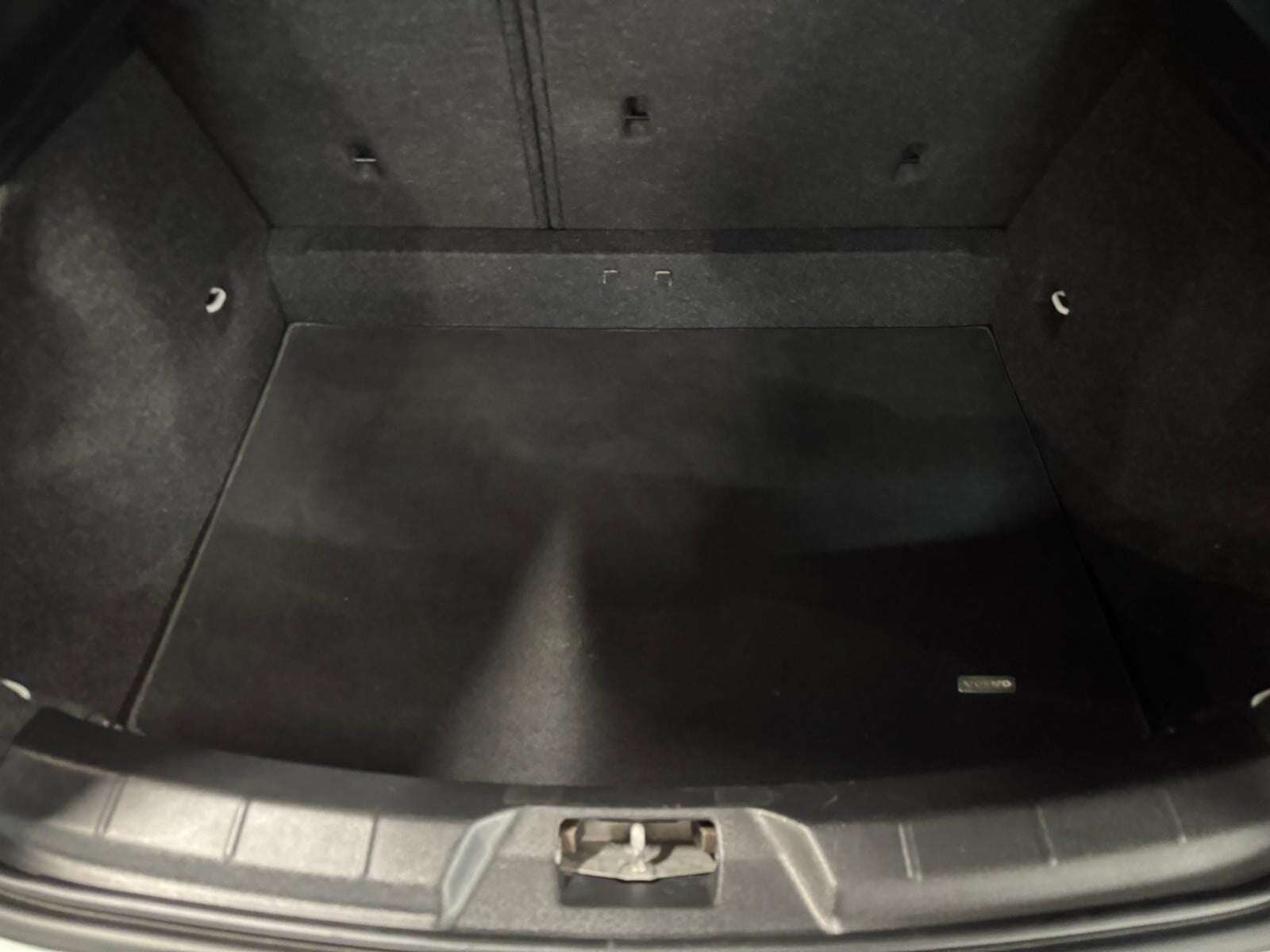 2019 VOLVO V40 2019 VOLVO V40
