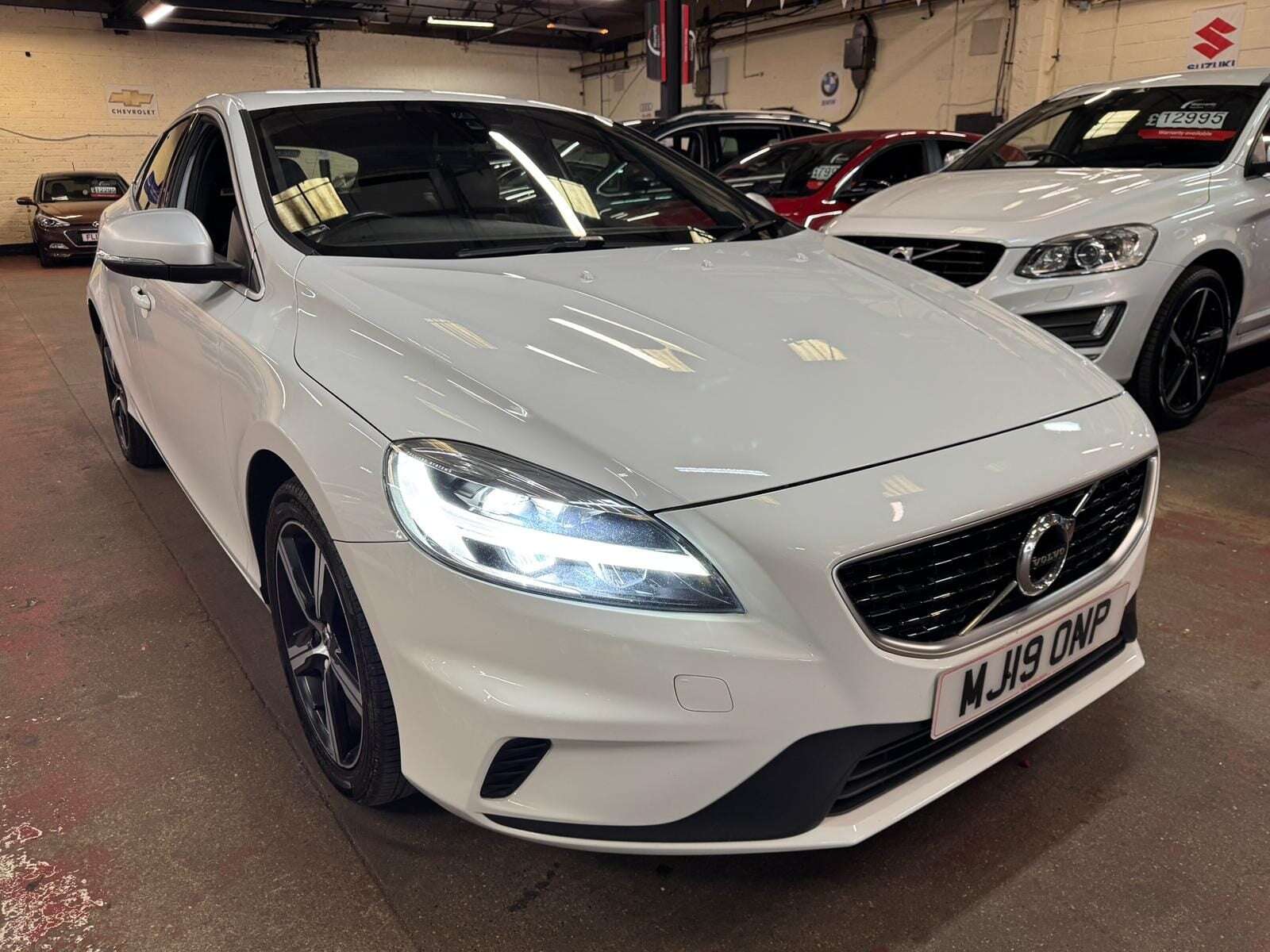 2019 VOLVO V40 2019 VOLVO V40