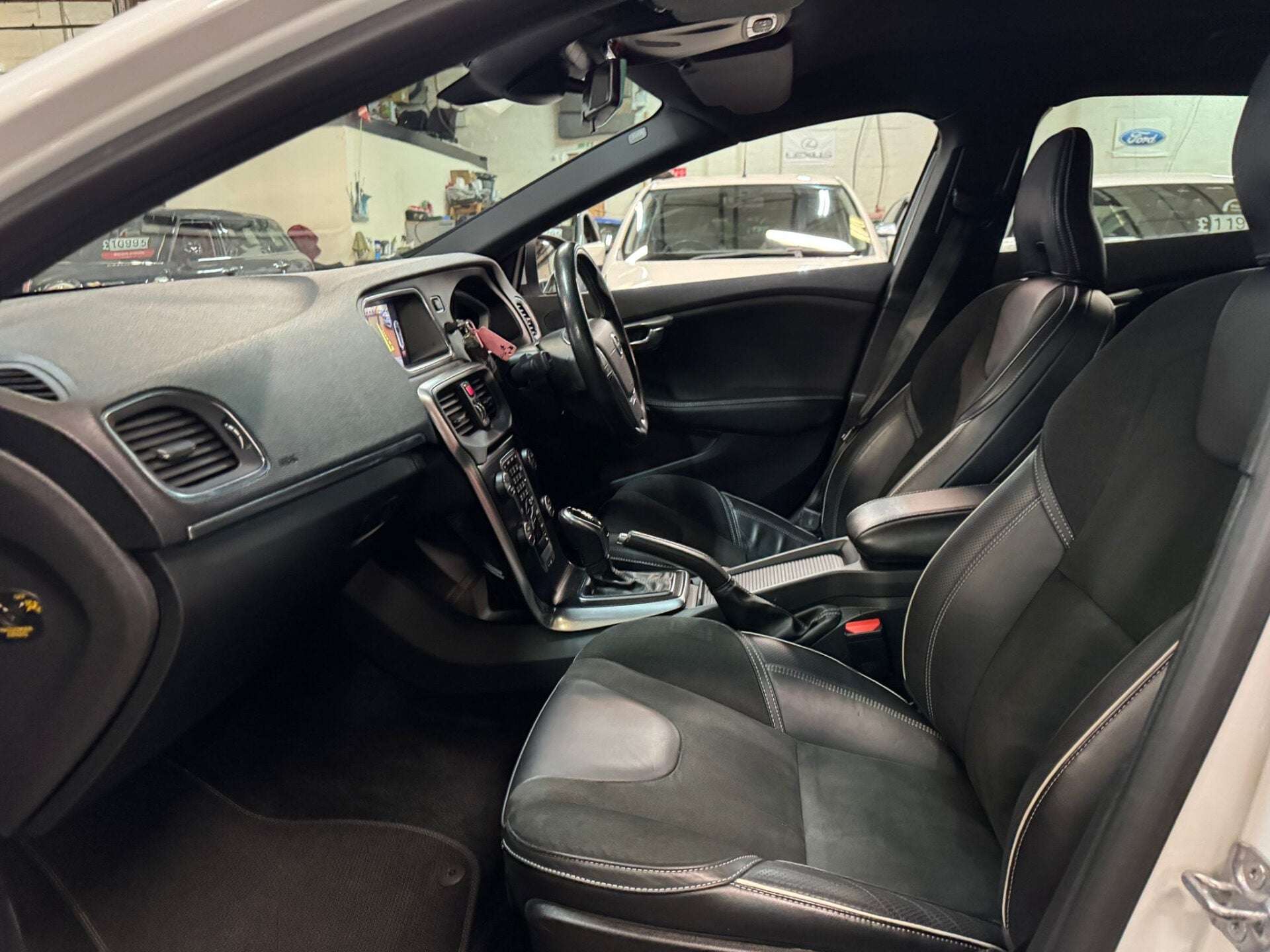 2019 VOLVO V40 2019 VOLVO V40