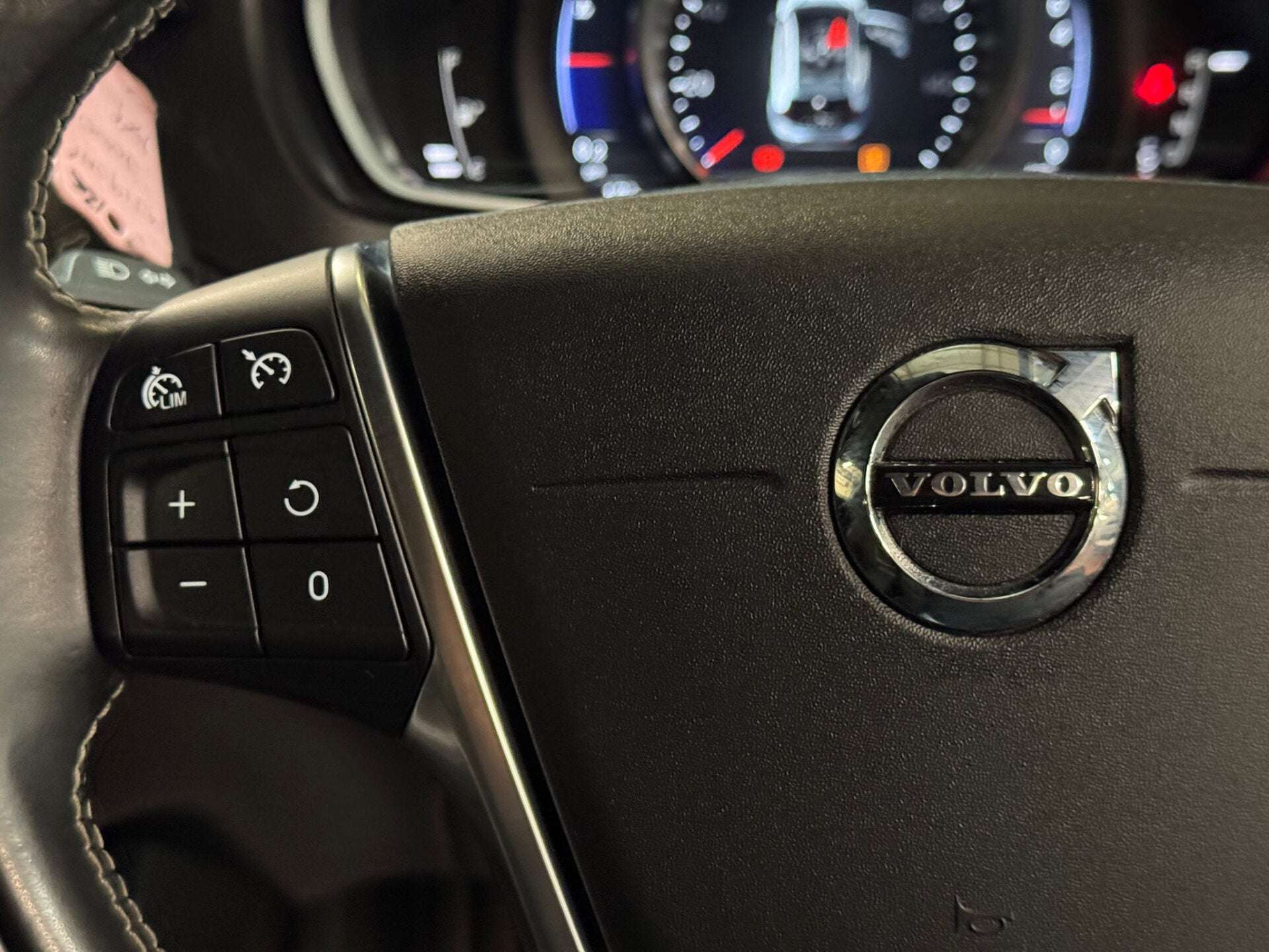 2019 VOLVO V40 2019 VOLVO V40