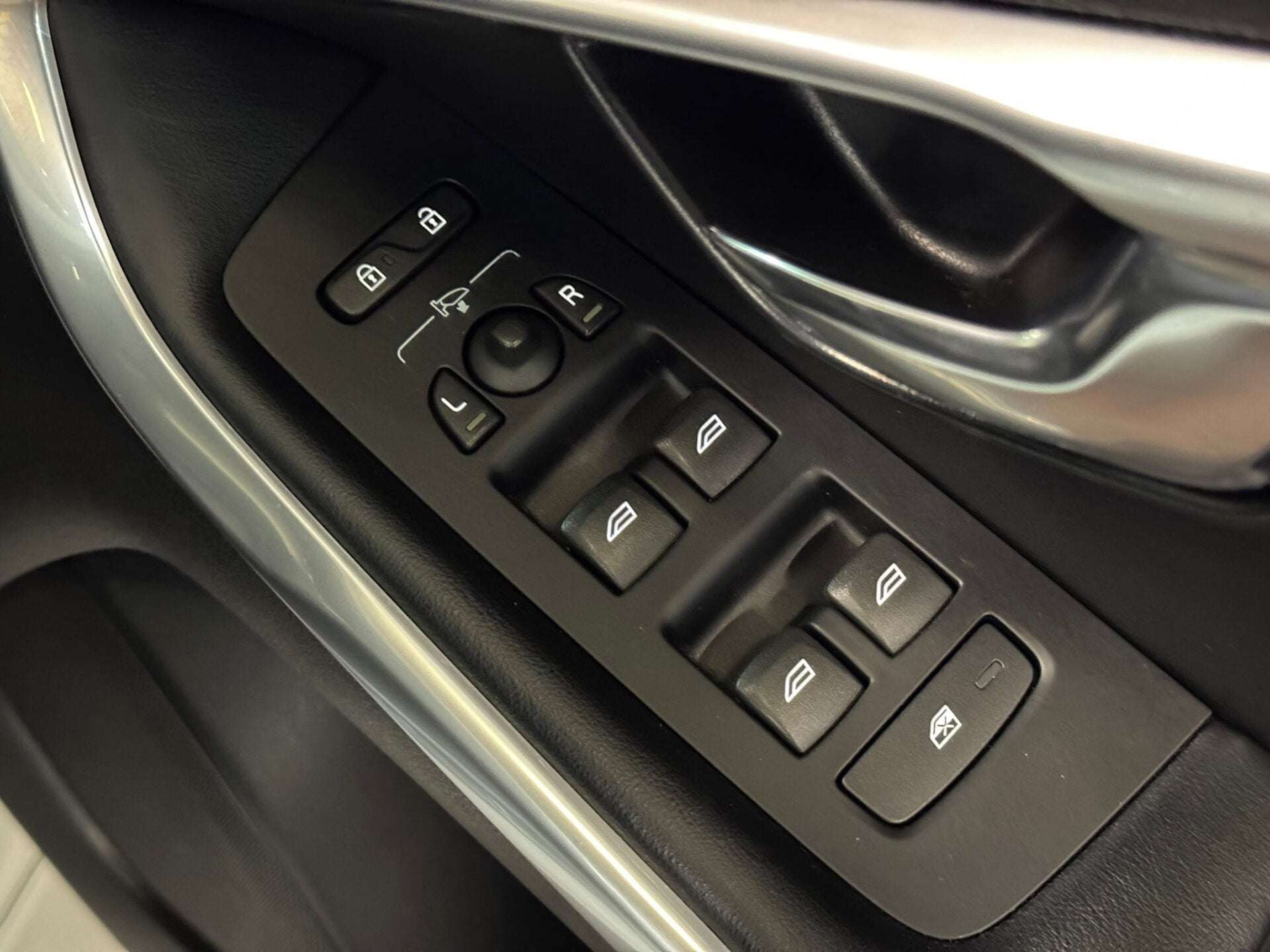 2019 VOLVO V40 2019 VOLVO V40