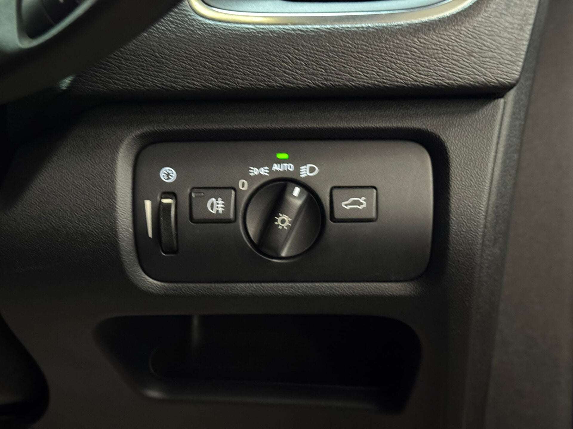 2019 VOLVO V40 2019 VOLVO V40