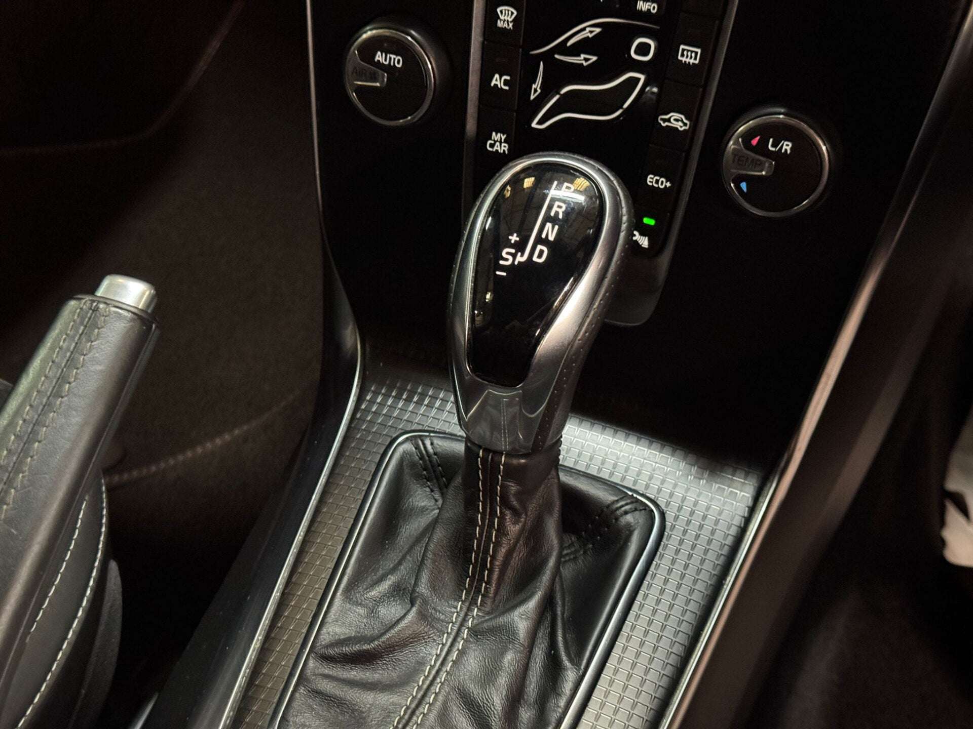 2019 VOLVO V40 2019 VOLVO V40