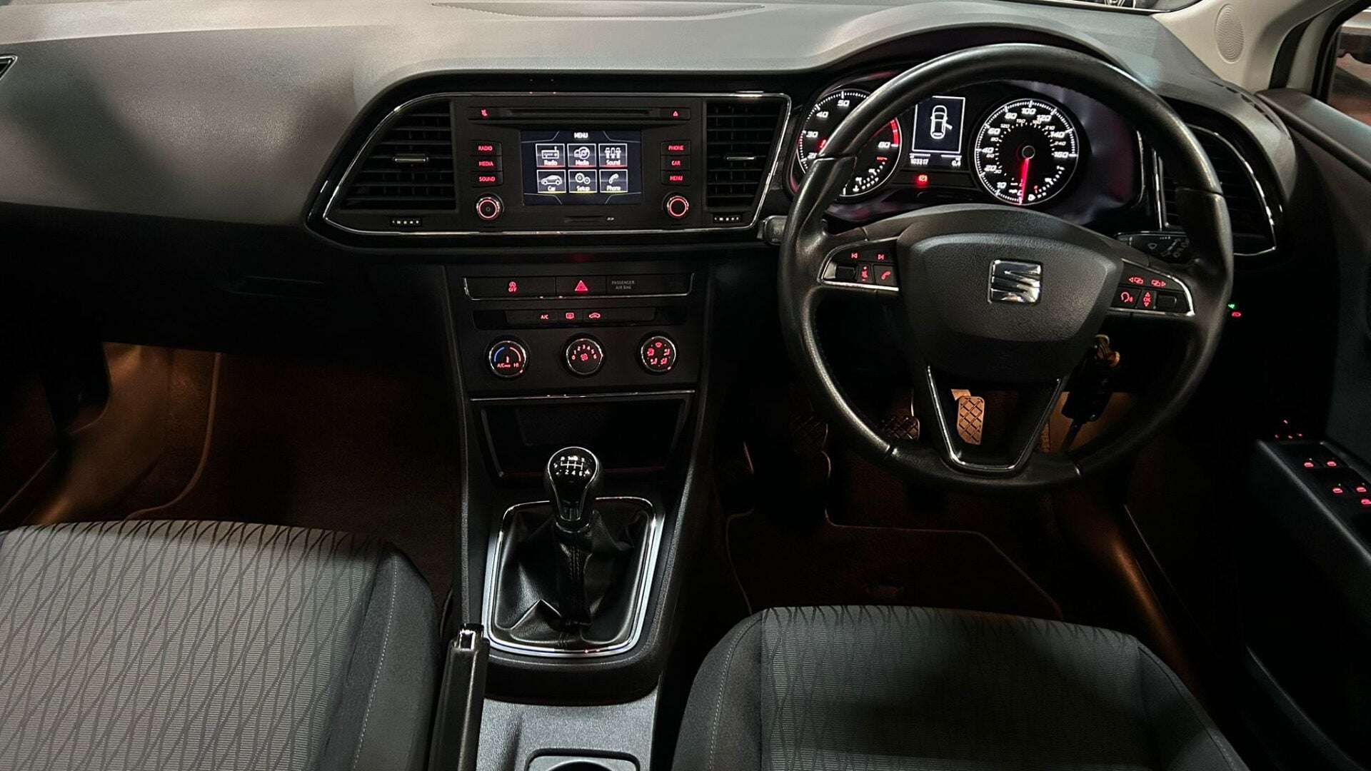 A 2014 SEAT LEON TSI SE A 2014 SEAT LEON TSI SE