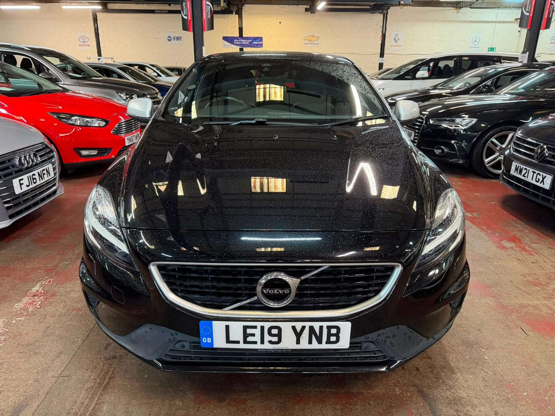 A 2019 VOLVO V40 T2 R-DESIGN EDITION A 2019 VOLVO V40 T2 R-DESIGN EDITION
