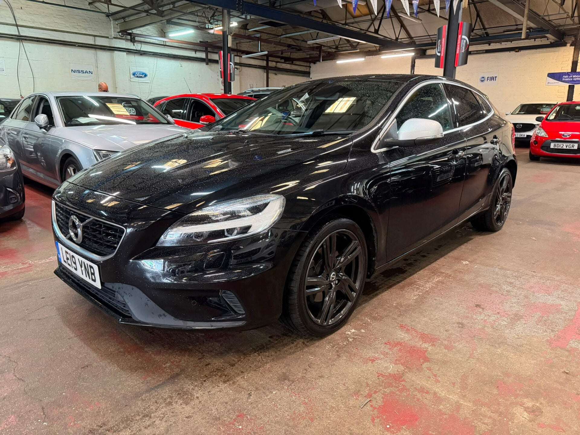 A 2019 VOLVO V40 T2 R-DESIGN EDITION A 2019 VOLVO V40 T2 R-DESIGN EDITION