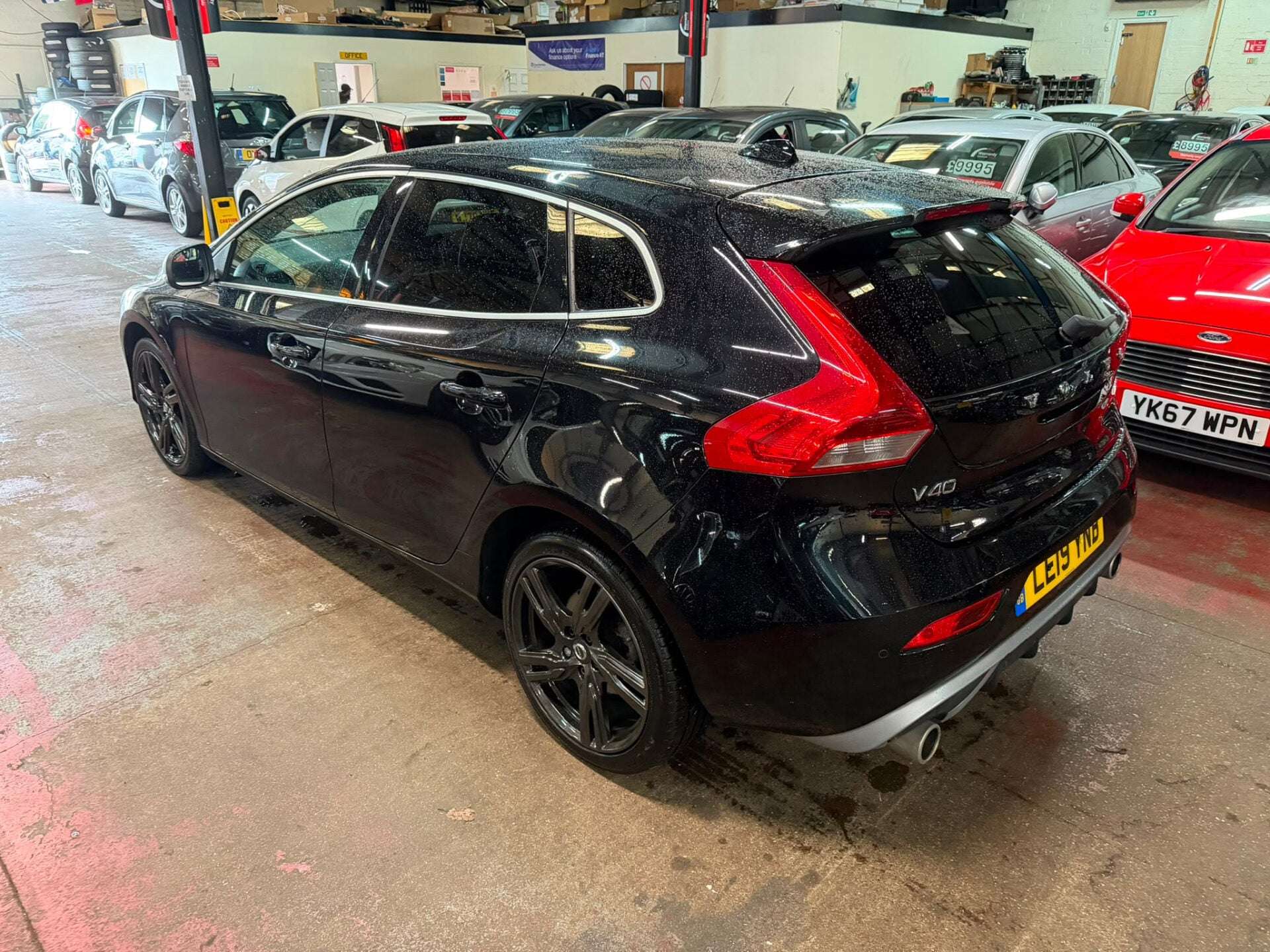 A 2019 VOLVO V40 T2 R-DESIGN EDITION A 2019 VOLVO V40 T2 R-DESIGN EDITION