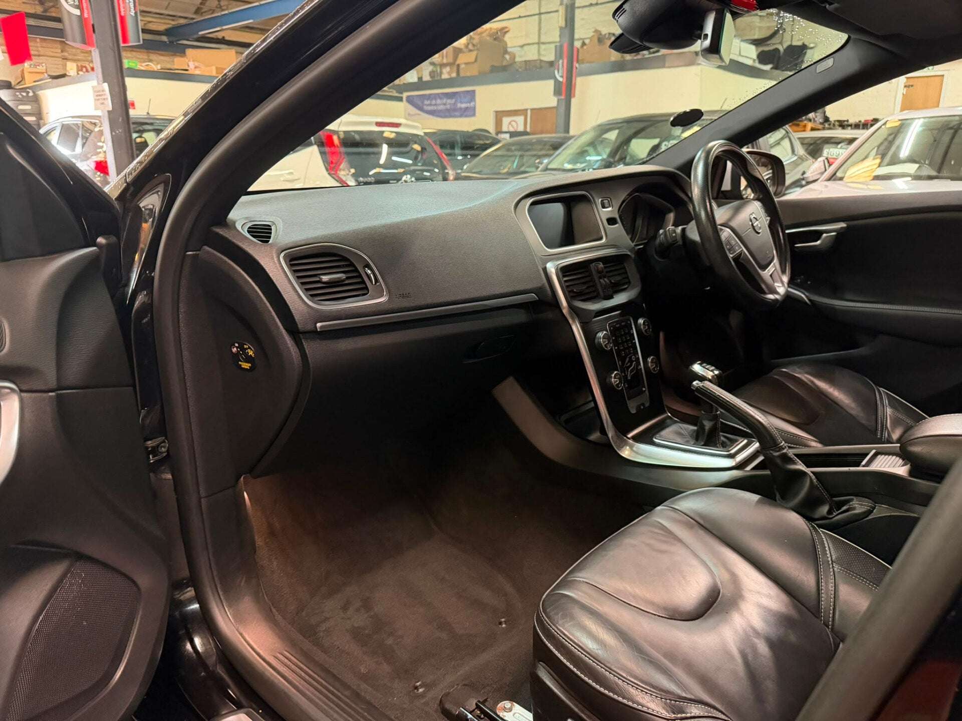 2019 VOLVO V40 2019 VOLVO V40