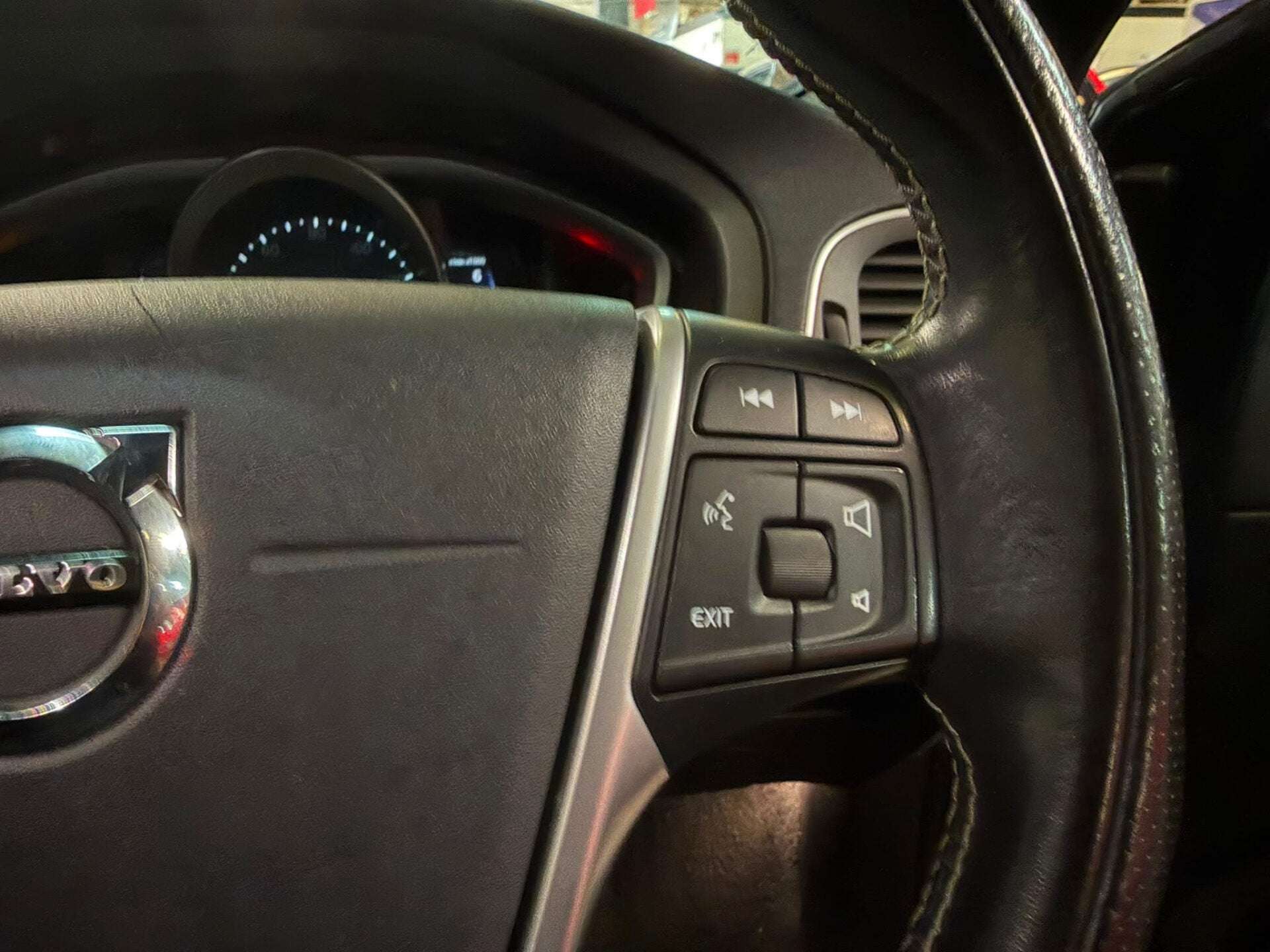 2019 VOLVO V40 2019 VOLVO V40