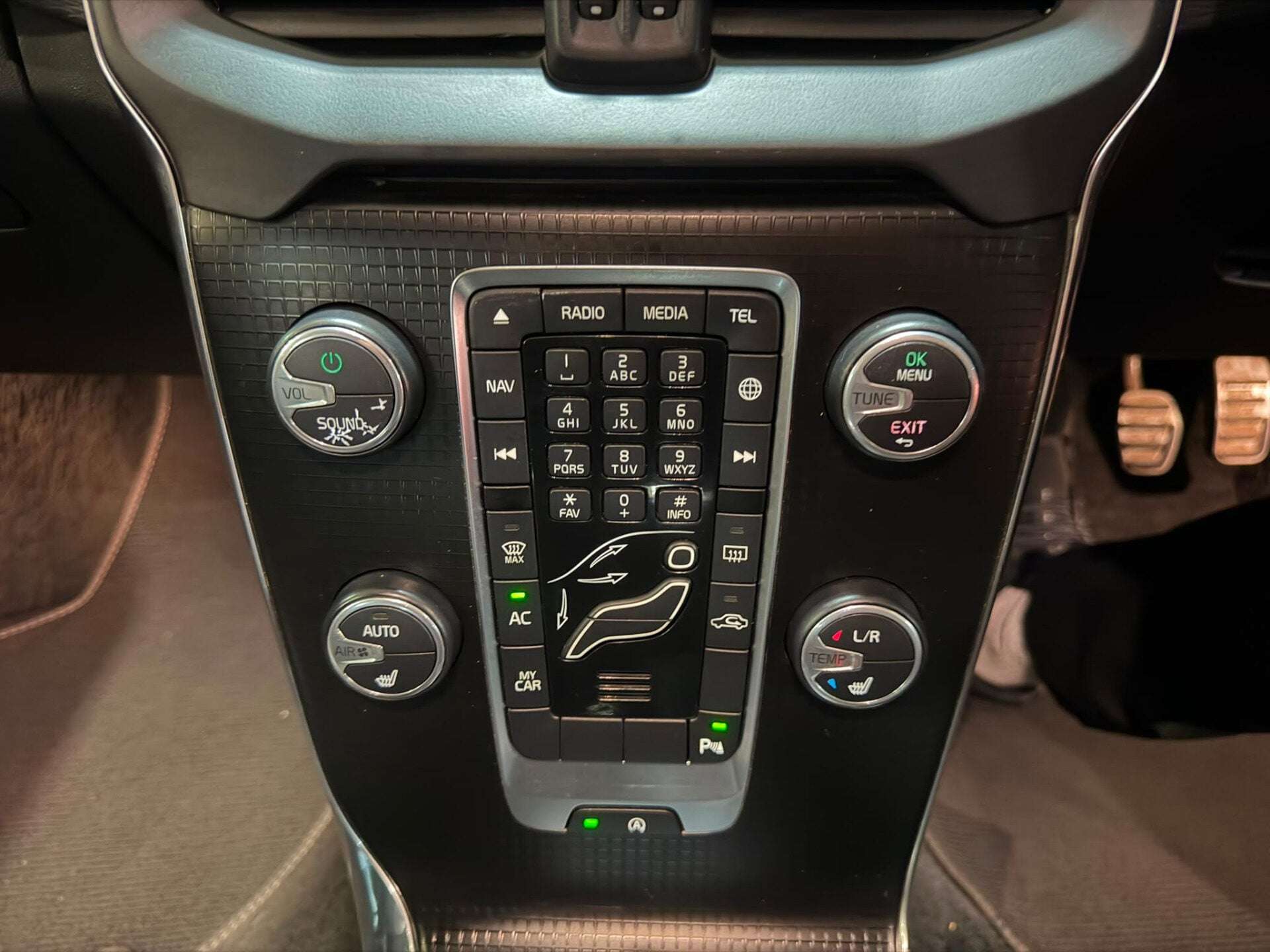 2019 VOLVO V40 2019 VOLVO V40