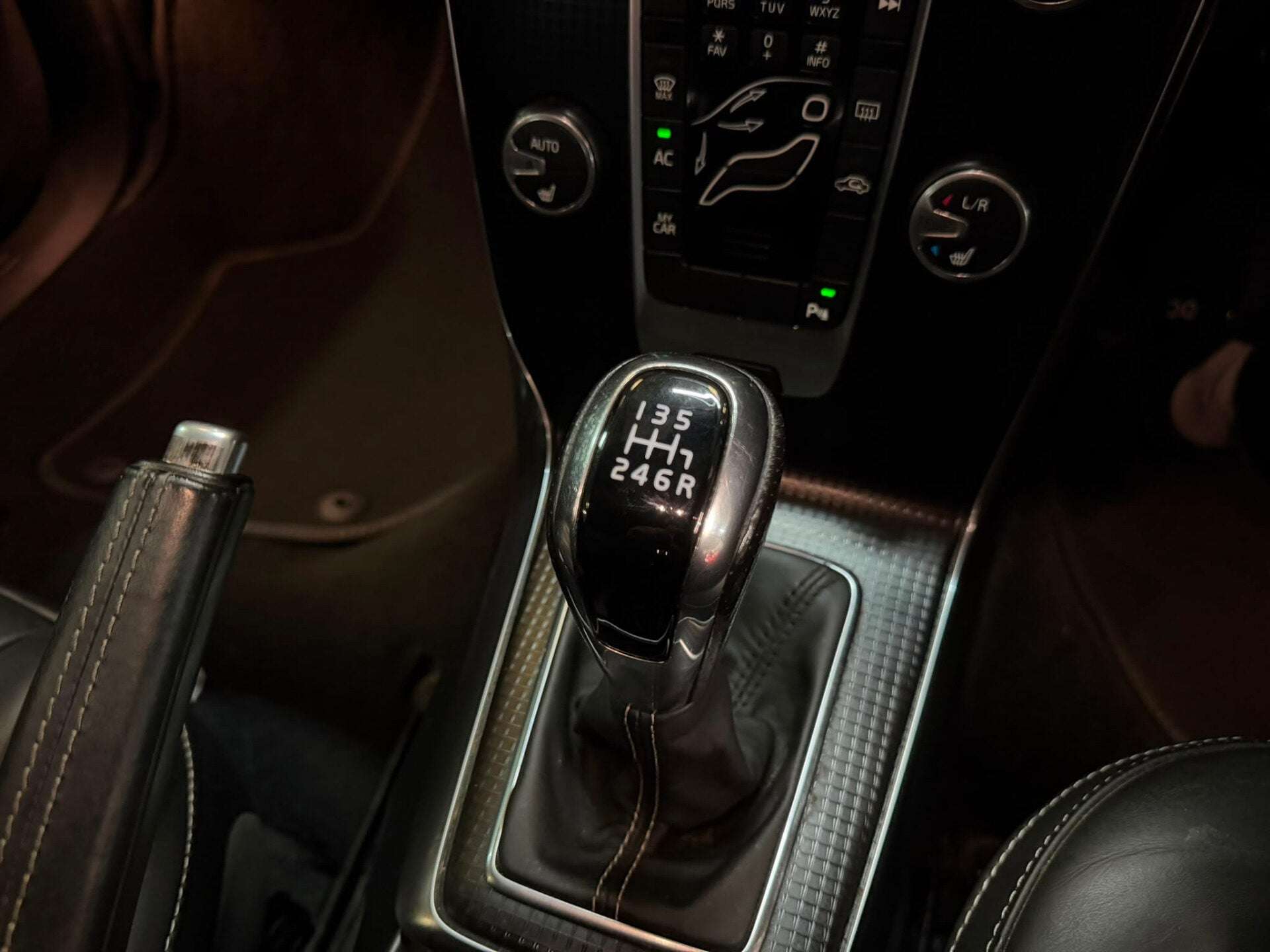 2019 VOLVO V40 2019 VOLVO V40
