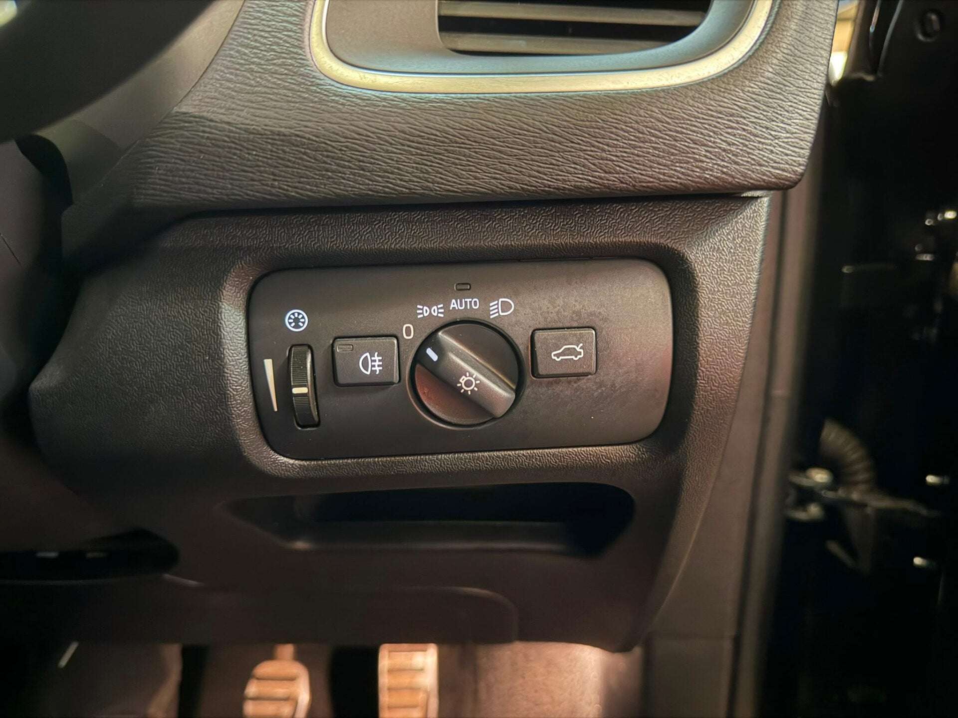 2019 VOLVO V40 2019 VOLVO V40