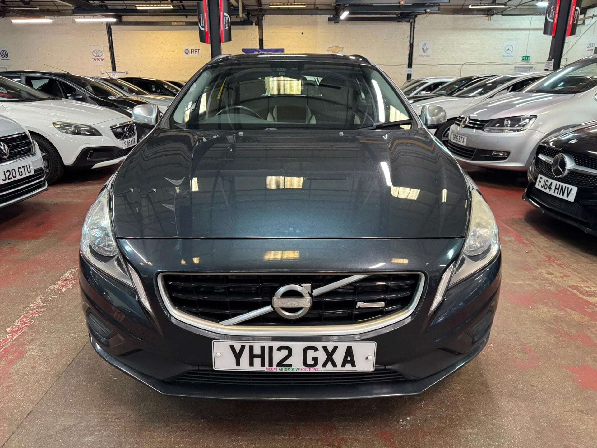 A 2012 VOLVO V60 DRIVE R-DESIGN S/S A 2012 VOLVO V60 DRIVE R-DESIGN S/S