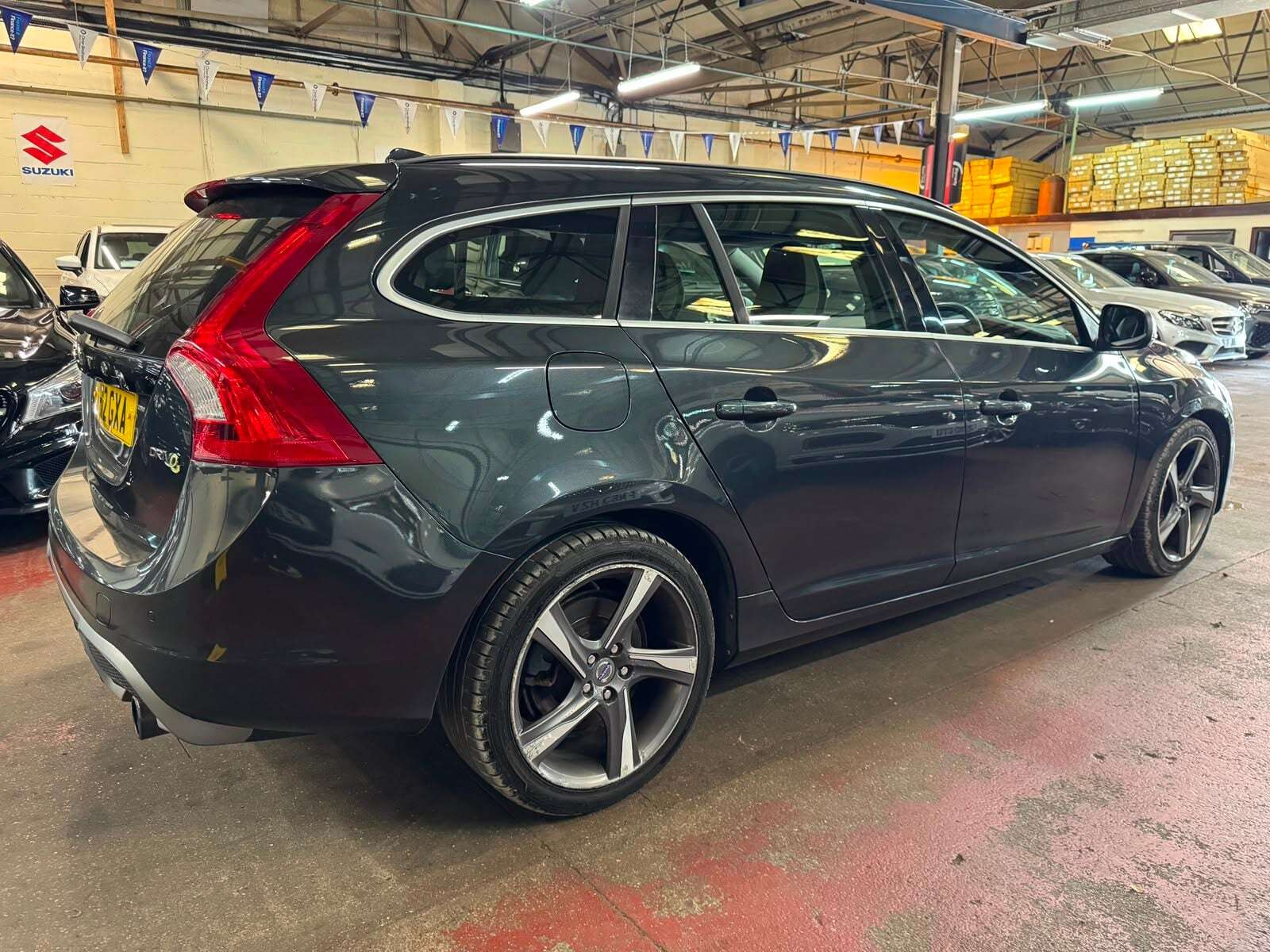 A 2012 VOLVO V60 DRIVE R-DESIGN S/S A 2012 VOLVO V60 DRIVE R-DESIGN S/S