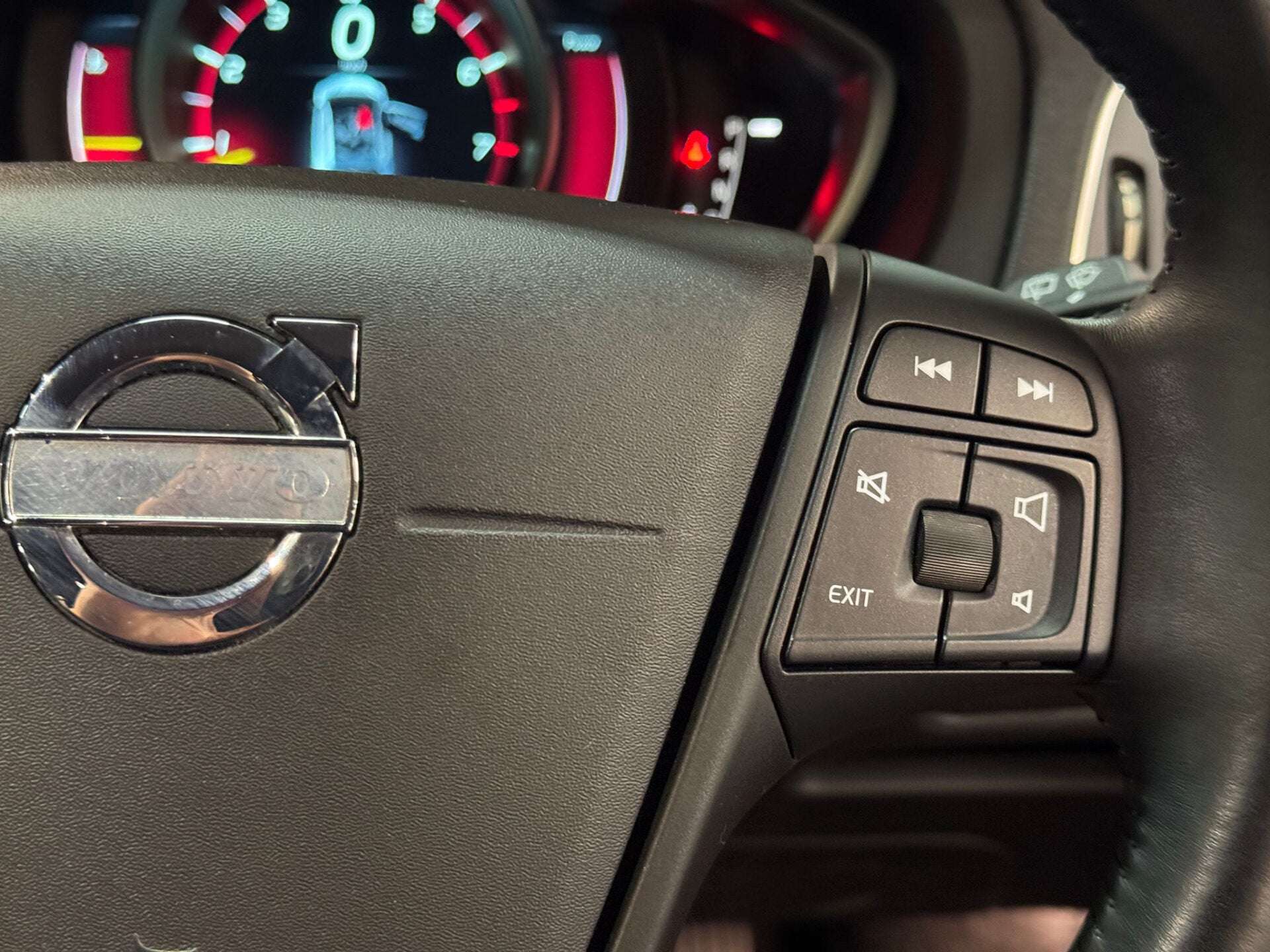 2014 VOLVO V40 2014 VOLVO V40